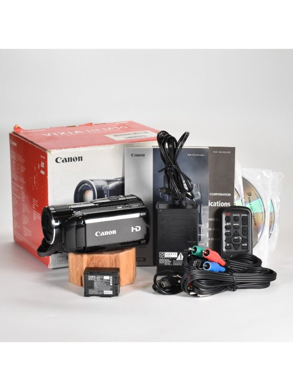 Canon VIXIA HF M30 Dual Flash Memory Camcorder 15x Optical Zoom Remote MINT